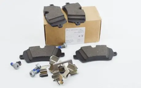 Задние тормозные колодки LAND ROVER LR164821