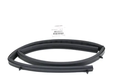 Уплотнитель капота задний Lancer IX MITSUBISHI MR525377