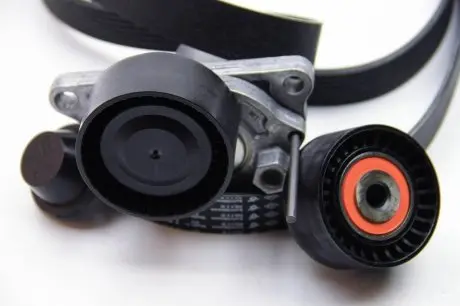 Комплект ремня генератора (7pk 1684) traficiii/vivaro 1.6dci 14- RENAULT 117205040R