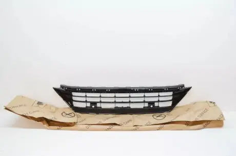 Решітка в передній бампер центральна Tiguan 2 VAG 5NA853677H041